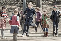 Прыгали «Однеру» и играли в «Квадрат»: как развлекались дети 20, 30 и 40 лет назад 