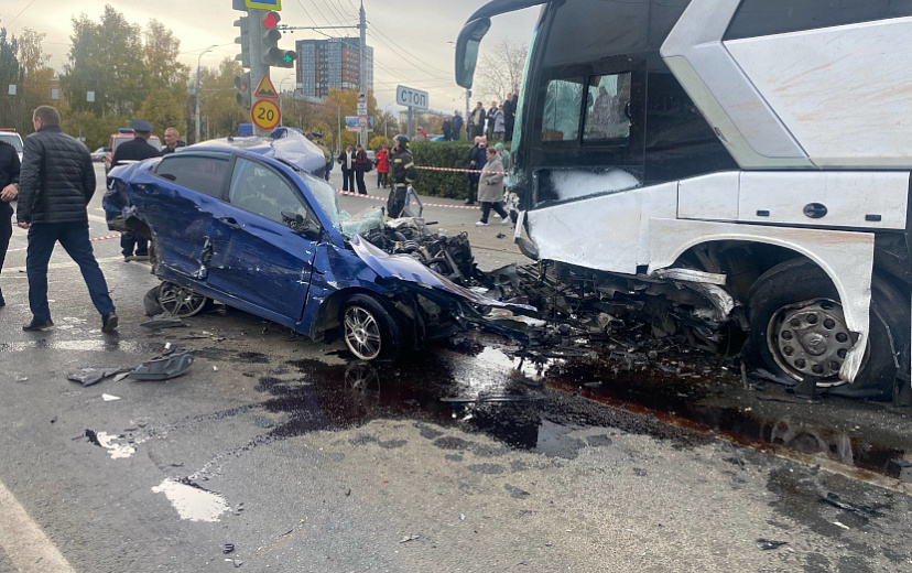 Легковушка на высокой скорости въехала в рейсовый автобус в Ижевске. Погибли 4 человека. Фото: Госавтоинспекция Удмуртии