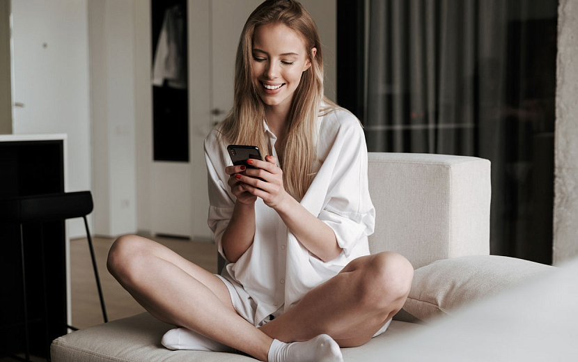 Пока вы читаете о жизни знаменитостей, ваша проходит мимо. Фото: envato elements.