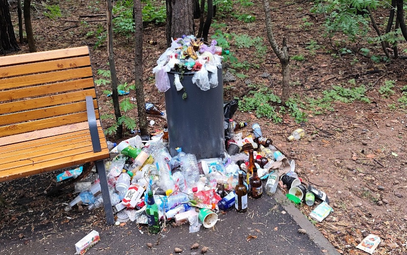 В Администрации Ижевска обещали решить проблему с переполненной урной. Фото: Злой Ижевчанин