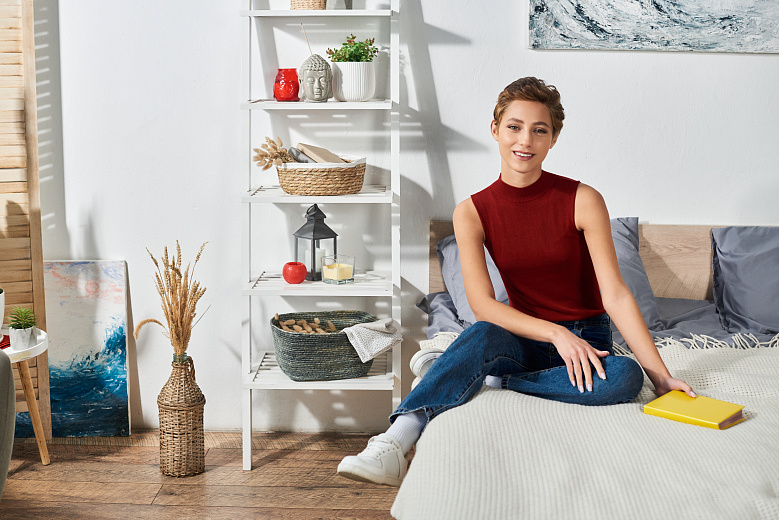 Как сделать, чтобы квартира перестала выглядеть захламленной? Фото: envato elements.