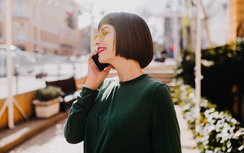 Фото: ru.freepik.com/free-photo/glamorous-woman-with-short-haircut-talking-phone-beautiful-brunette-girl-green-sweater-calling-someone-street_11453674.htm#fromView=search&page=3&position=21&uuid=e60488e3-c2b7-4264-a402-45368d6afd95