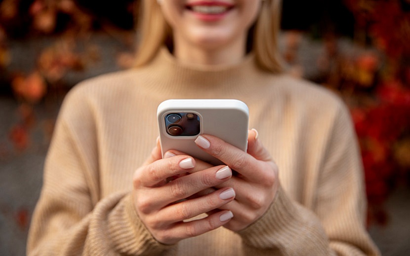 Фото: freepik.com/free-photo/close-up-smiley-woman-with-phone_20825990.htm#fromView=search&page=1&position=34&uuid=7dc6a9ed-c8f8-480a-829f-c2004ecc1823