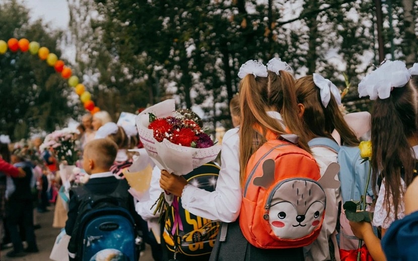 Перед началом учебного года обязательная школьная форма вновь стала предметом жарких обсуждений – и среди родителей, и среди самих учеников. Фото: Мария Бакланова
