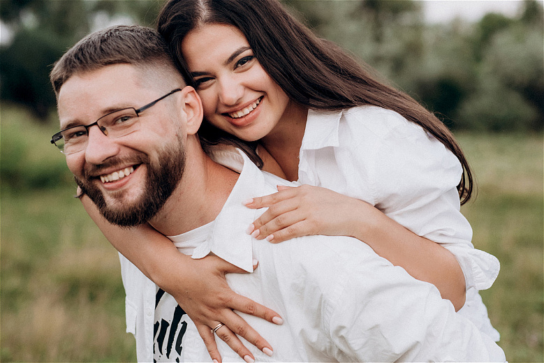 Какие поступки мужчины говорят о том, что он дорожит женщиной? Фото: envato elements. 