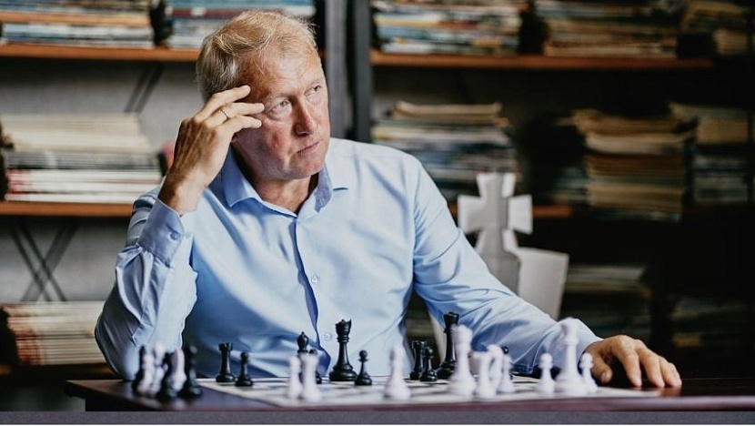 Больше 10 лет Сергей Васильев на общественных началах обучает детей игре в шахматы. Фото предоставлены героем