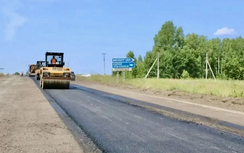 Дорожники обновляют 5-километровый участок в Селтинском районе. Фото: пресс-служба Главы и Правительства