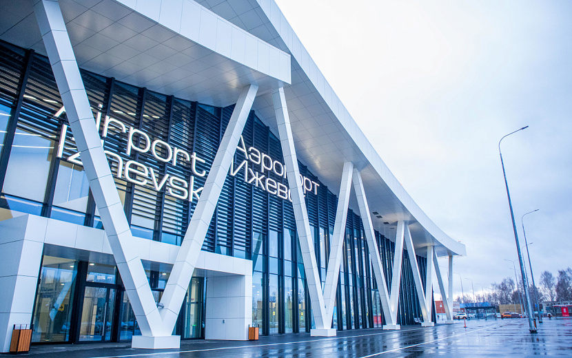 Конструкция нового терминала аэропорта Михаил Калашникова напоминает купол из двух крыльев. Фото: Данил Иванов