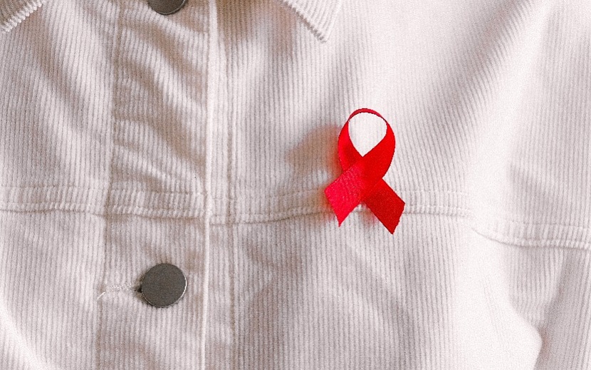 Символ борьбы с ВИЧ - красная лента. Фото: Pexels