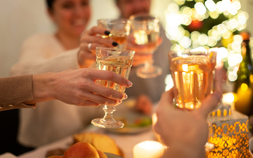 Мы мало представляем себе Новый год без увеселительных напитков. Фото: Freepik
