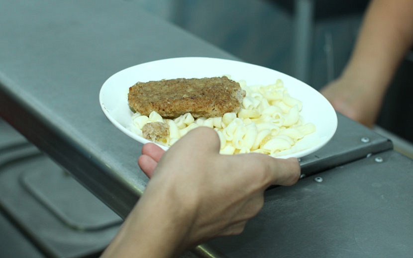Ученики после завтрака не успевают проголодаться до обеда и оставляют большую часть еды. Фото: Сергей Грачёв