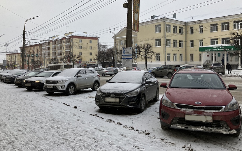 На центральных улицах Ижевска уже работают платные парковки. Фото: Евгения Рябкова