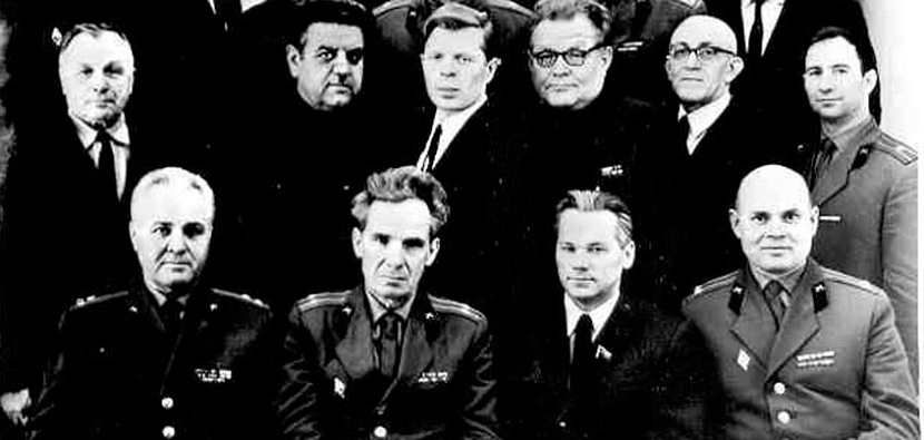 На фото: 1. А. А. Малимон (слева от М. Т. Калашникова) с военпредами и конструкторами-оружейниками, 1970 год. Источник: topwar.ru