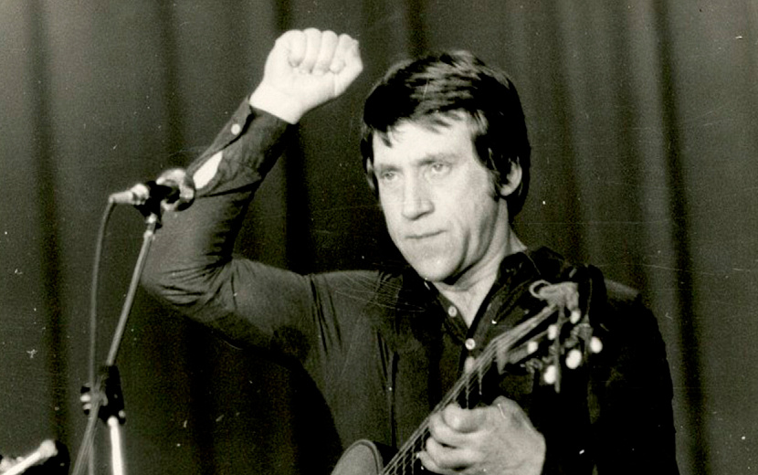 Владимир Высоцкий на сцене Ледового дворца в Ижевске в апреле 1979 года. Фото: vk.com/vs_vysotsky