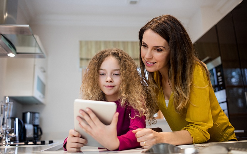 Фото: ru.freepik.com/free-photo/mother-daughter-taking-selfie-from-digital-tablet_1009178.htm#fromView=image_search_similar&page=1&position=20&uuid=5ae117e5-0549-4090-aad8-70d1254a32ae