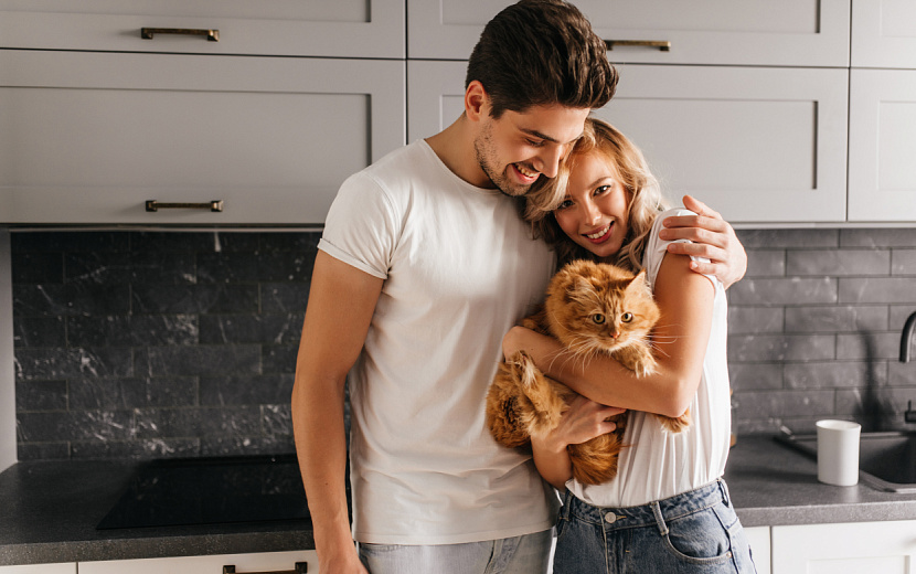 Бывают ситуации, когда один партнер хочет съехаться, а другой не готов из-за личных границ и пережитых негативных событий. Фото: Freepik. 