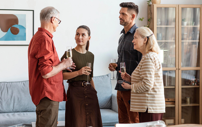 Как познакомиться с родителями партнера без конфликтов и нарушений личных границ? Обсуждаем вместе с психологами. Фото: Freepik.