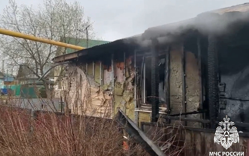 Из-за короткого замыкания сгорел деревянный дом. Фото: пресс-служба МЧС по Удмуртии