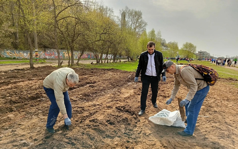 Участникам субботника в Ижевске выдадут инвентарь, а собранный мусор вывезут спецслужбы. Фото: пресс-служба Главы и Правительства Удмуртии