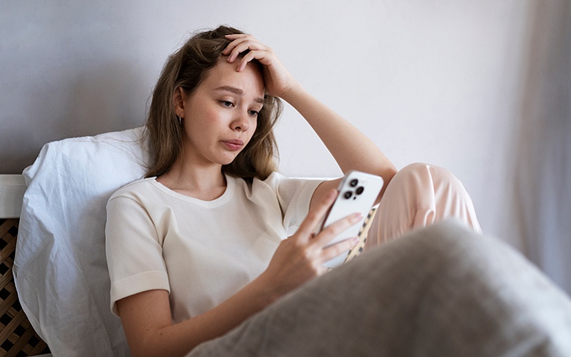 Фото: ru.freepik.com/free-photo/medium-shot-anxious-woman-laying-bed-with-smartphone_27830420.htm#fromView=search&page=3&position=9&uuid=b96dd344-b417-40c0-b933-dfe92102e831