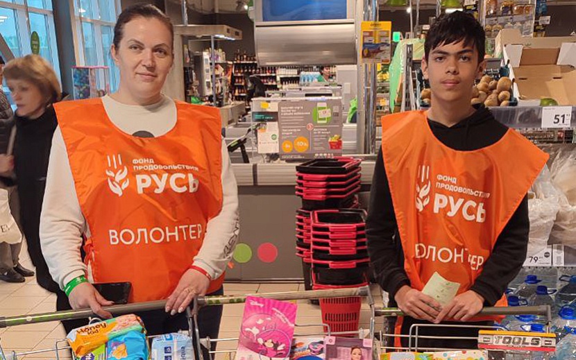 В магазинах дежурили волонтеры, которым благотворители передавали приобретенные для детей товары