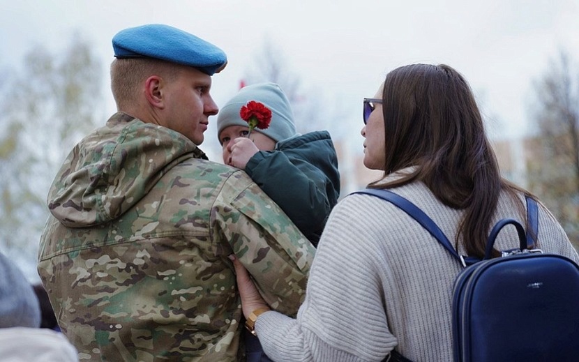 День победы в Ижевске начался с традиционного возложения цветов. Фото: Мария Бакланова. 