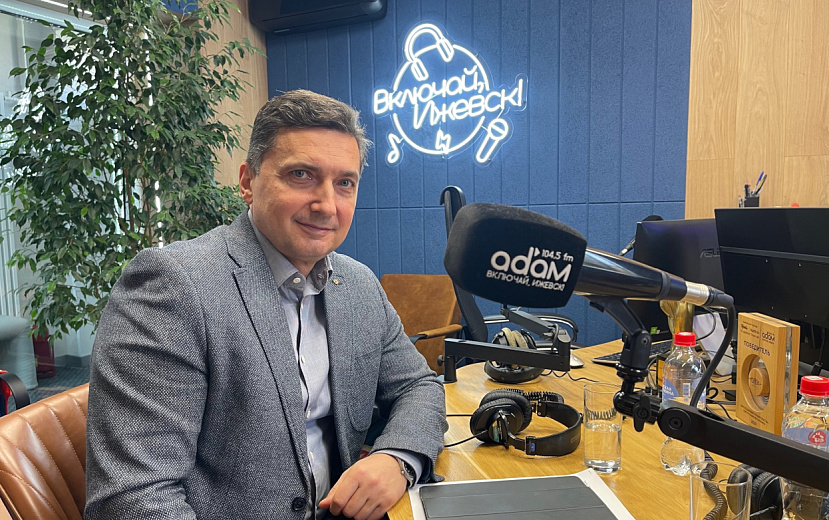 Стоит ли соединить городок Металлургов и улицу 10 лет Октября в Ижевске? Почему песок – не самое лучшее противогололедное средство? Об этом и многом другом рассказал и.о. министра транспорта Удмуртии Геннадий Таранов. Фото: радио «Адам» 