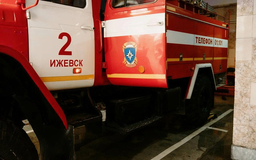  В Сюмсинском районе огонь затронул 120 квадратных метров двухэтажного дома Фото: Мария Бакланова