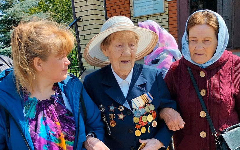 101-летняя жительница Удмуртии Мария Егоровна Фролова (в центре) у себя на родине. Фото: Ольга Степанова