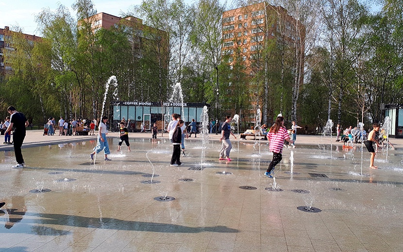 В жару горожане по традиции отправились плескаться под струями фонтана на Центральной площади. Фото: Анастасия Захарова