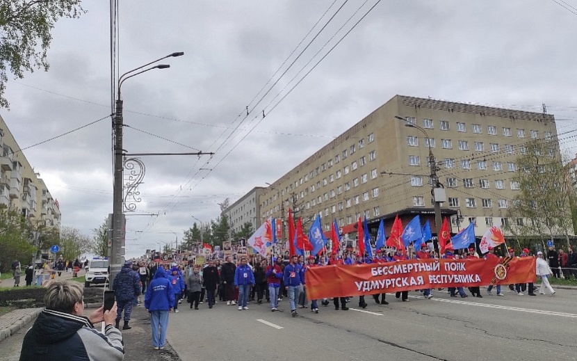 Участники акции «Бессмертный полк» на улице Пушкинской. Фото: Ксения Аксенова