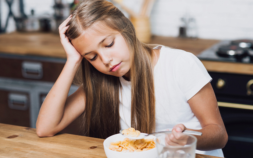 Если ребенок отказывается от еды, часто это тревожный сигнал. Фото: Freepik. 