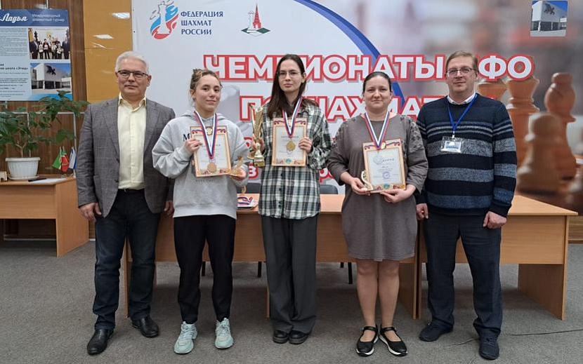 Мария Носачева (на фото в центре) привезла из Татарстана сразу три медали. Фото: tat-chess.ru