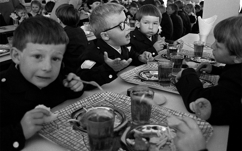 В школьной столовой. Фото: vk.com/sovkasssr 