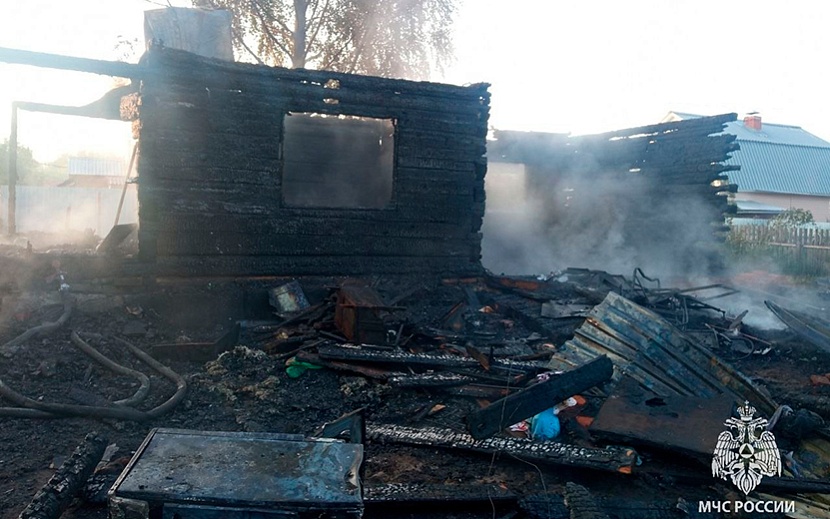 В сгоревшем доме нашли двоих. Фото: ГУ МЧС по Удмуртии