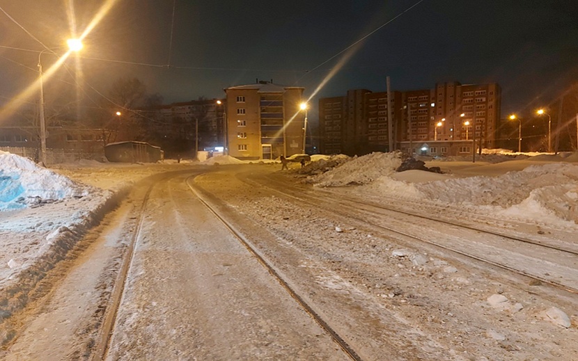 Трамвайные пути от снега и льда расчистили за ночь, транспорт запущен. Фото: пресс-служба ИжГЭТ  