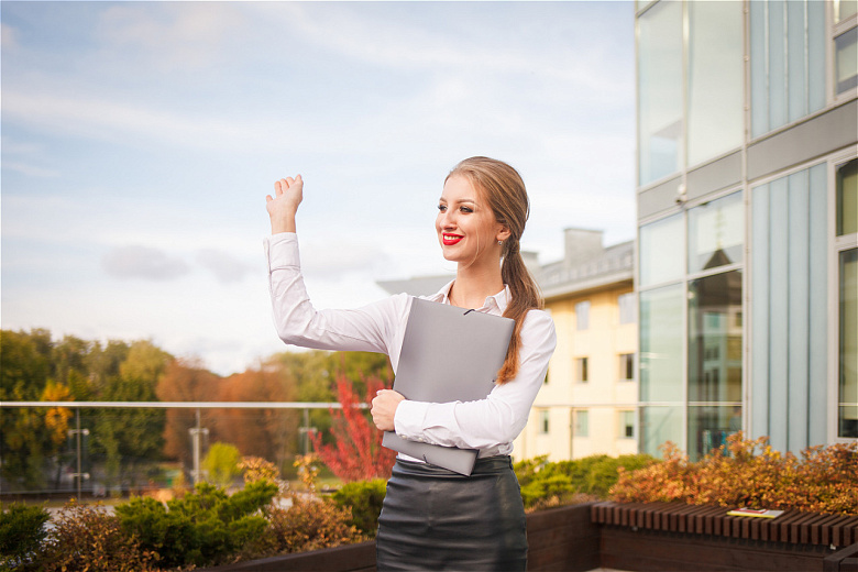 Рассказываем, как стать сотрудницей, которую будут уважать. Фото: Envato elements. 