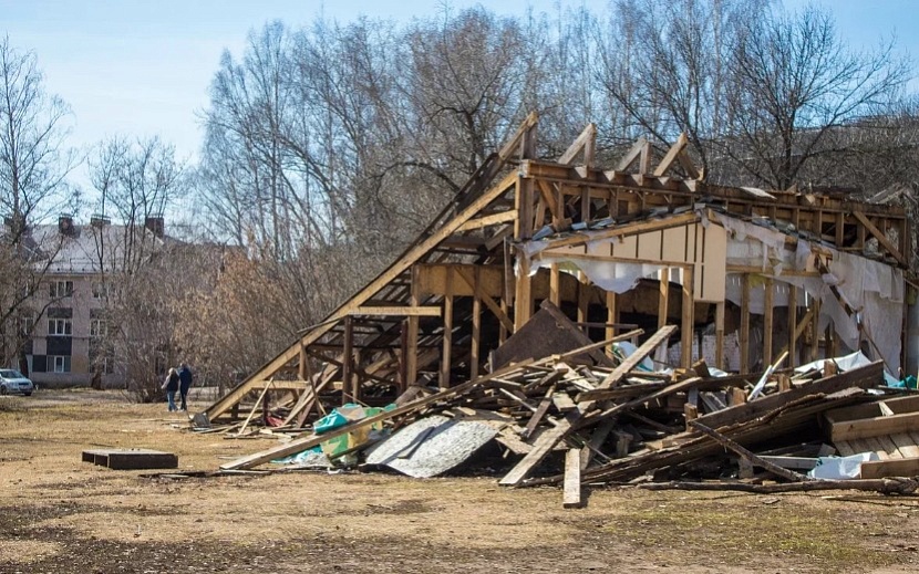 Груда досок – все что осталось от горки в ижевском парке Березовая роща. Ее планируют ликвидировать до конца года. Фото: Данил Иванов.