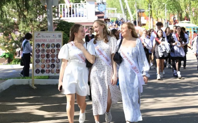 «Последний звонок» отметили в Ижевске. Фото: пресс-служба администрации Ижевска