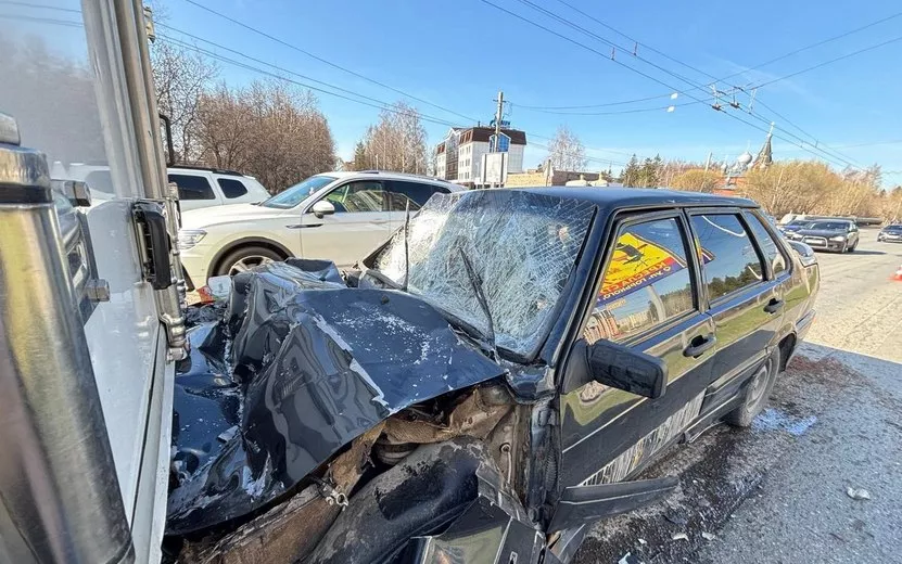 Четверо молодых людей попали в больницу после ДТП на ул. 10 лет Октября в Ижевске