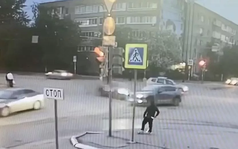 Момент ДТП на ул. Клубной в Ижевске, 19 мая. Видео: пресс-служба Госавтоинспекции Удмуртии