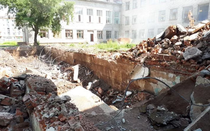 Фотофакт: начался снос школы №61 в Ижевске