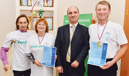 Участники фестиваля инвалидов из Удмуртии с председателем республиканского отделения Общества инвалидов Максимом Воробьевым