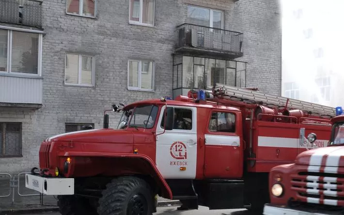 140 человек эвакуировали из дома в Ижевске из-за пожара