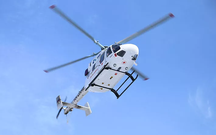 Юную глазовчанку, попавшую под качели, доставили в Ижевск на санвертолете