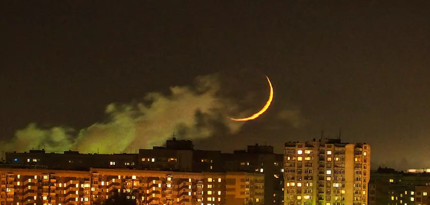 Фотофакт: фотограф сделал красивые снимки молодой луны над Ижевском