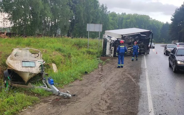 На трассе в Удмуртии произошло ДТП с опрокидыванием автомобилей
