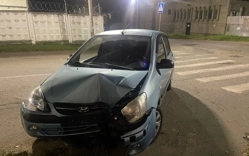 Женщина на Hyundai врезалась в столб в Сарапуле