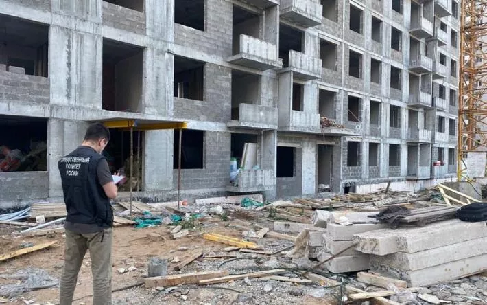 Рабочий погиб при падении с 12-го этажа новостройки в Ижевске