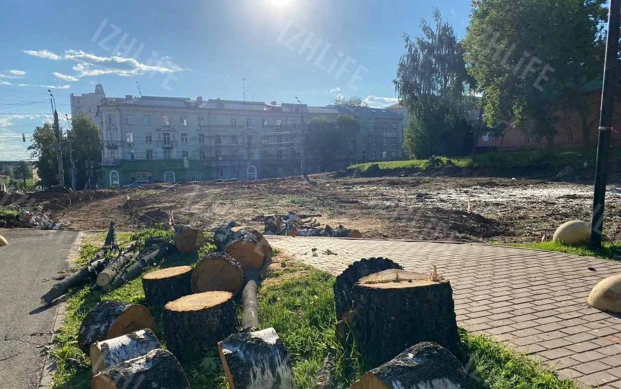 «Был город-сад…»: жители Ижевска негативно отнеслись к вырубке деревьев у Троицкого собора